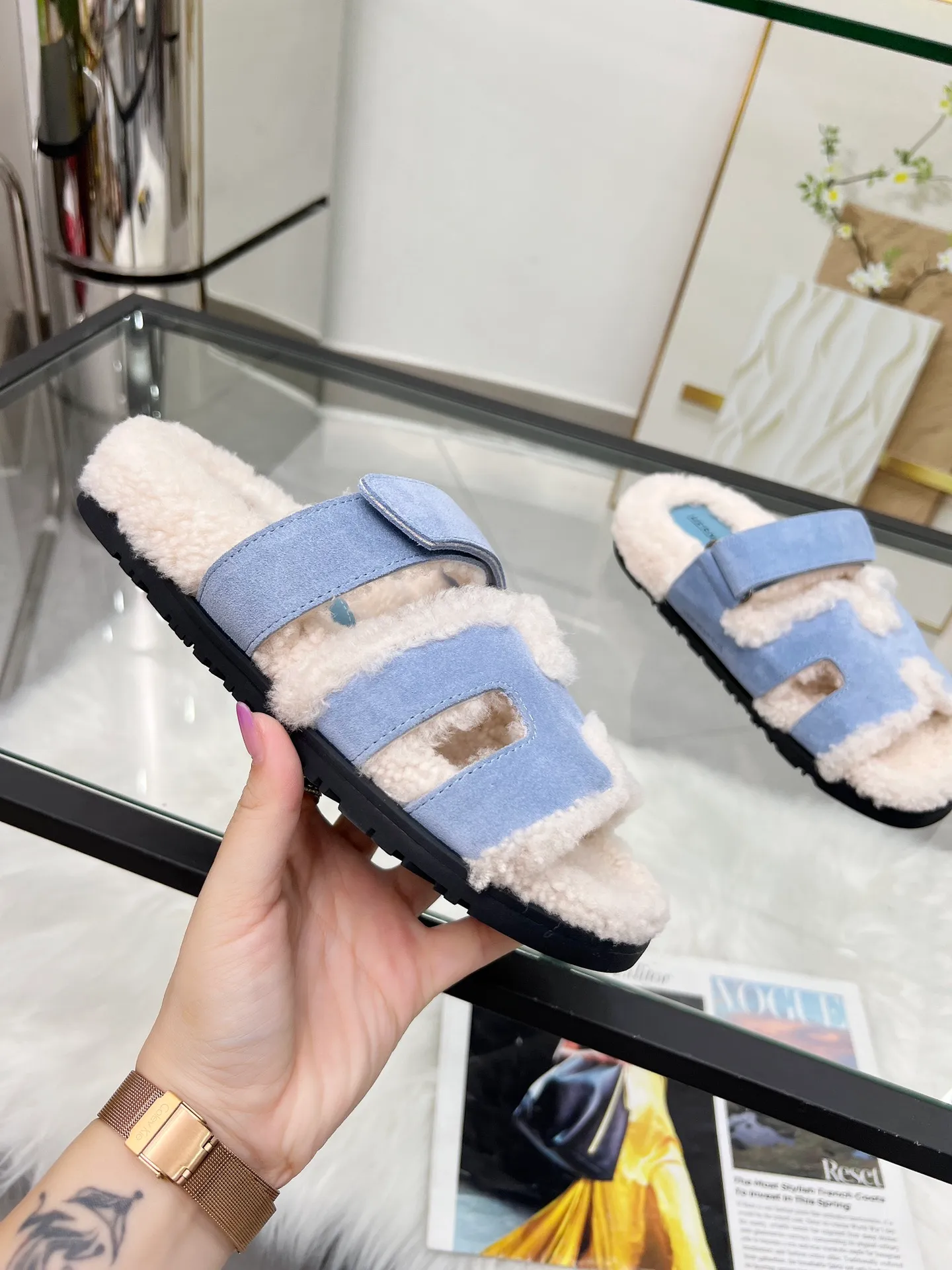 👟👟Ex-factory price 440👟👟 🌸[HERMES] My horse’s classic hot style second uncle🐑wool slippers🆕 are now available. A must-have item for autumn and winter ✅ Versatile and fashionable at home and out on the street 🍀The colors are extremely colorful! Walking Tuscany! TPR non-slip outsole is super light ️ Super comfortable on the feet without any sense of restraint I can’t stop drinking coffee ☕ My second uncle can’t take it off Color: maroon sand color light gray haze blue leather surface black code number: 35-40 (41 customized, non-returnable) Factory ready supply